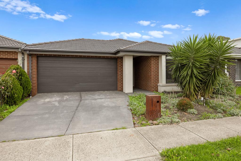 18 Fenway Bvd, Clyde North, VIC 3978