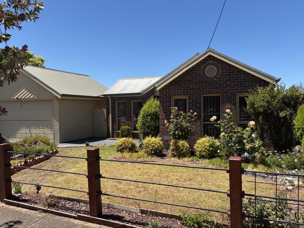 32 GREVILLEA CRES, HOPPERS CROSSING, VIC 3029