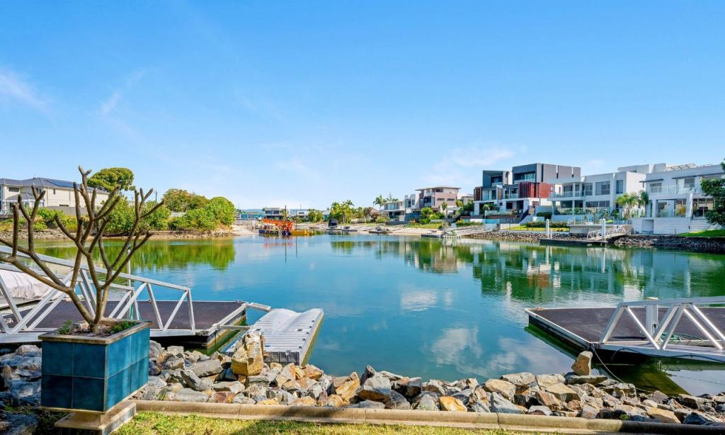 7 Savoy Dr, Broadbeach Waters, QLD 4218