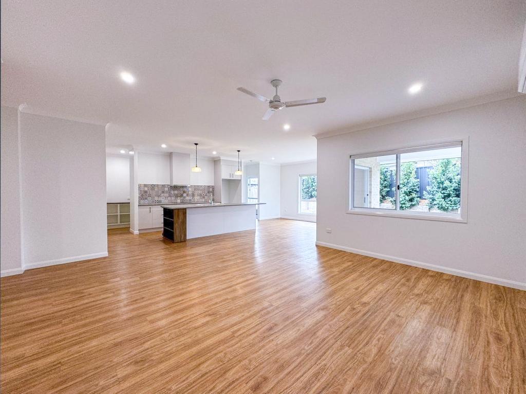 10 Knightsbridge Dr, Southside, QLD 4570