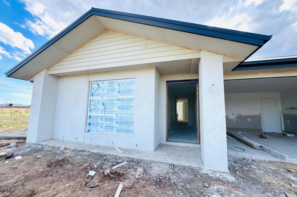 12 LUCKNOW ST, MAMBOURIN, VIC 3024