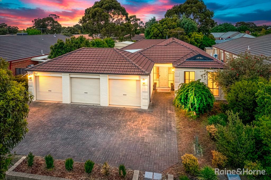 15 ORCHARDVIEW GR, SUNBURY, VIC 3429