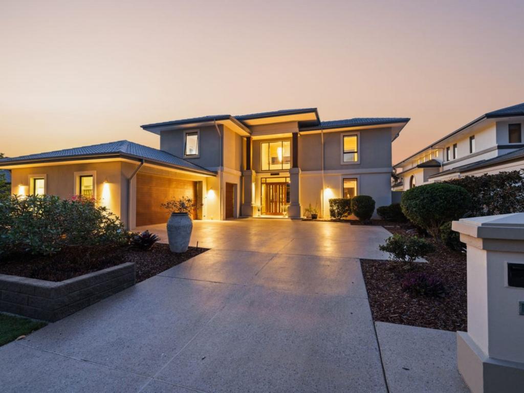 2505 Cressbrook Dr, Hope Island, QLD 4212