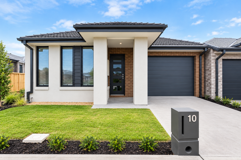 10 UTTAR WAY, ROCKBANK, VIC 3335
