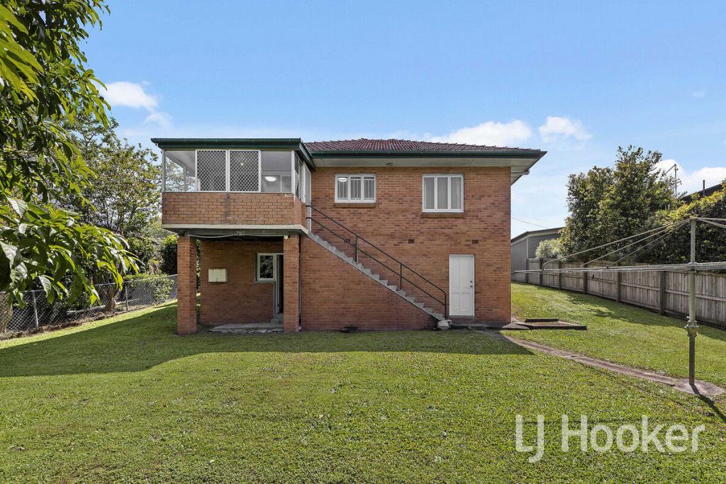 28 Crutchley St, Fairfield, QLD 4103