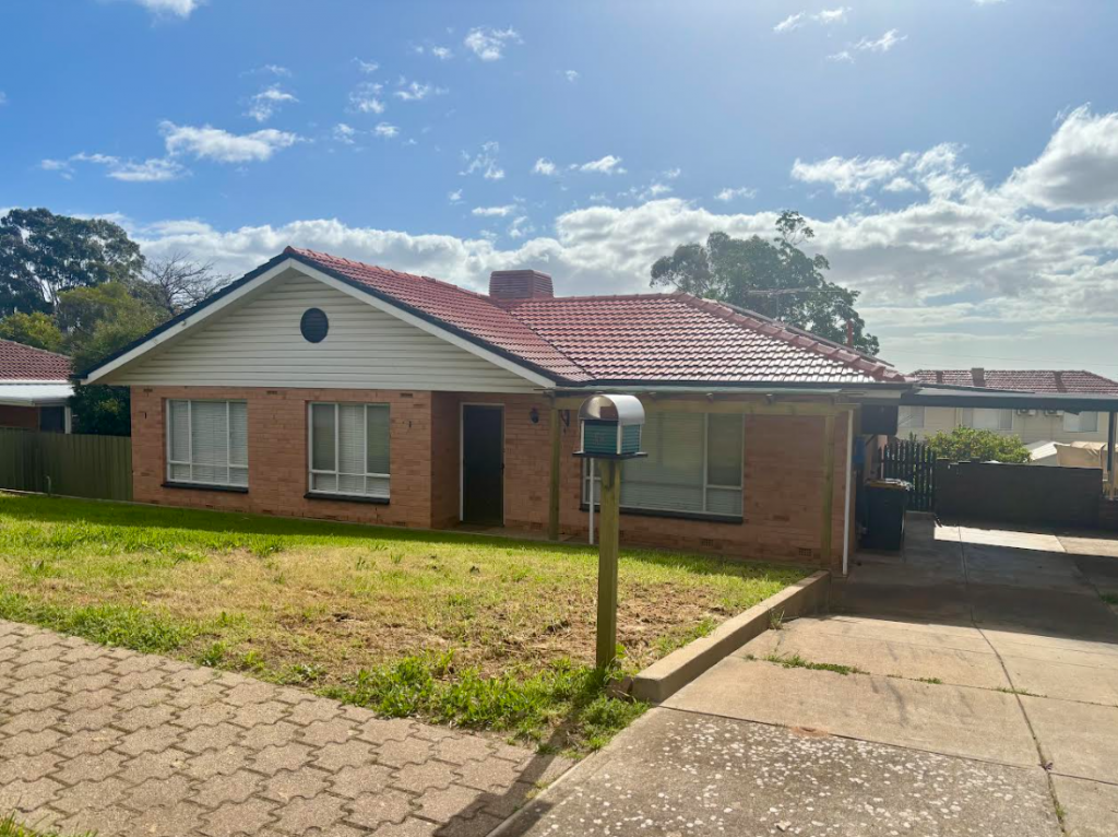 11 Hinton Ave, Para Hills, SA 5096
