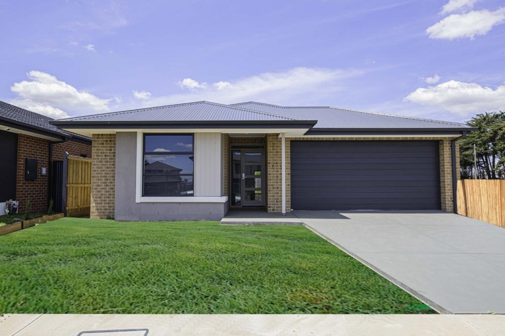 32 BENOIT CCT, CLYDE NORTH, VIC 3978