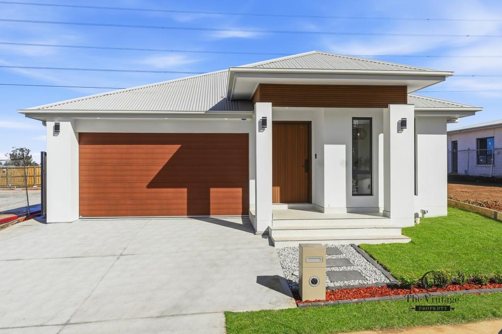 15 SHARPLES CCT, ORAN PARK, NSW 2570