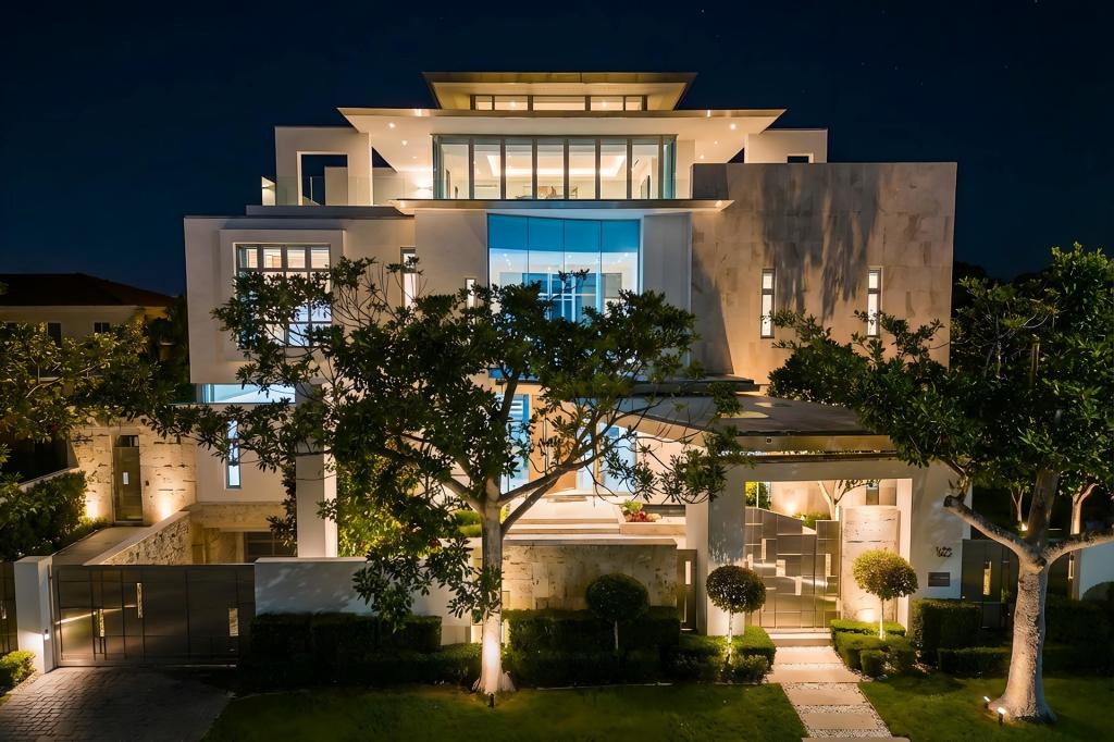 141-143 Commodore Dr, Surfers Paradise, QLD 4217