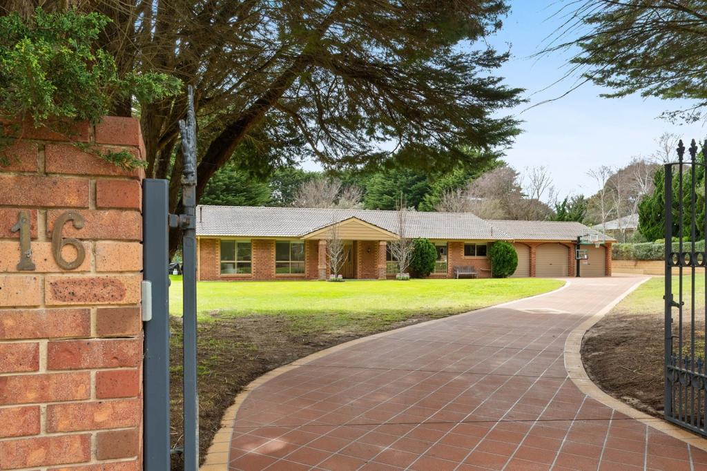 16 Lockhart Dr, Rosebud, VIC 3939