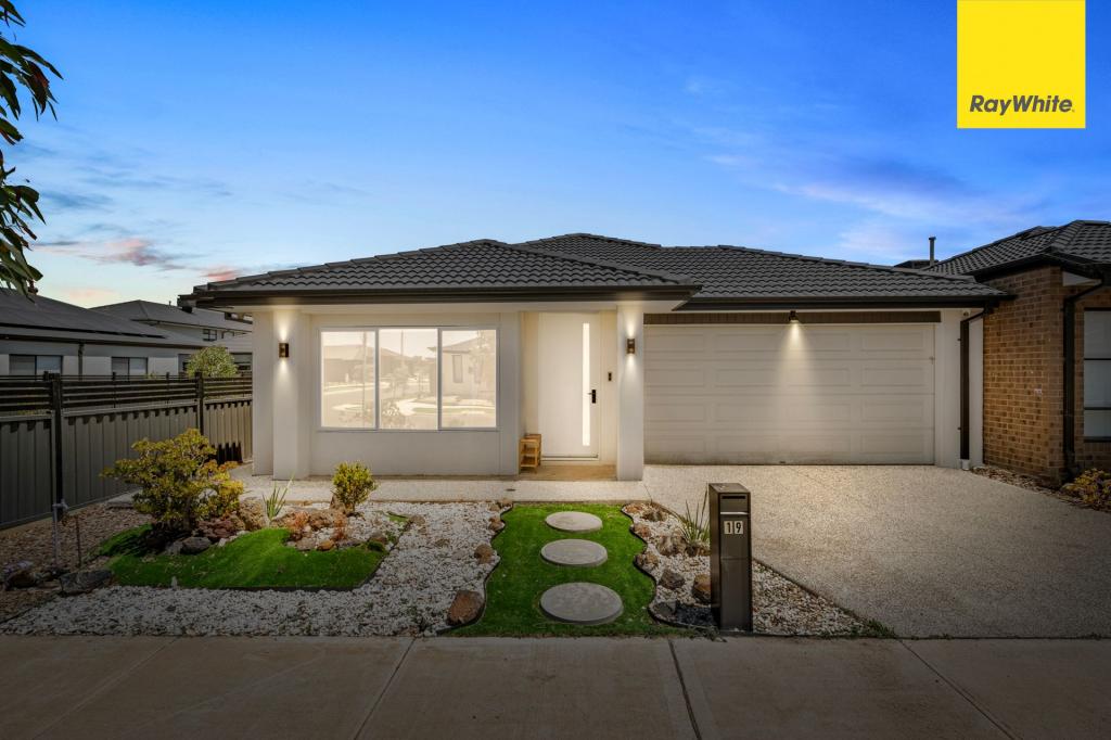 19 CYAD WAY, MANOR LAKES, VIC 3024