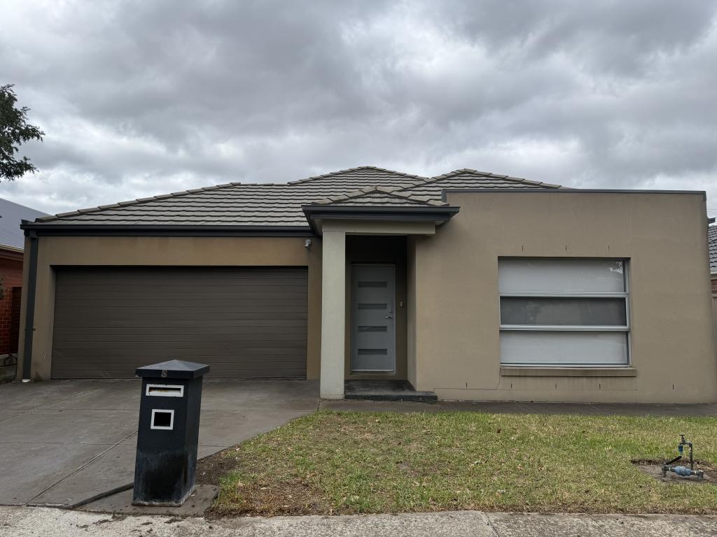 5 Oakview Pde, Caroline Springs, VIC 3023