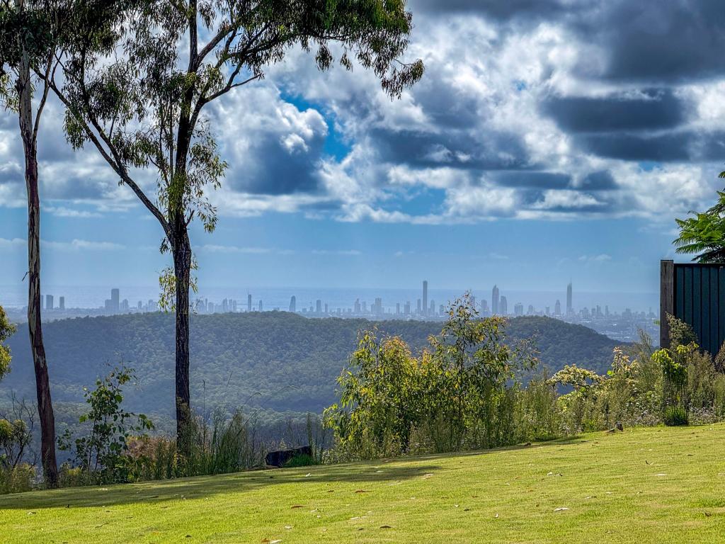 21 Wildflower Ct, Clagiraba, QLD 4211