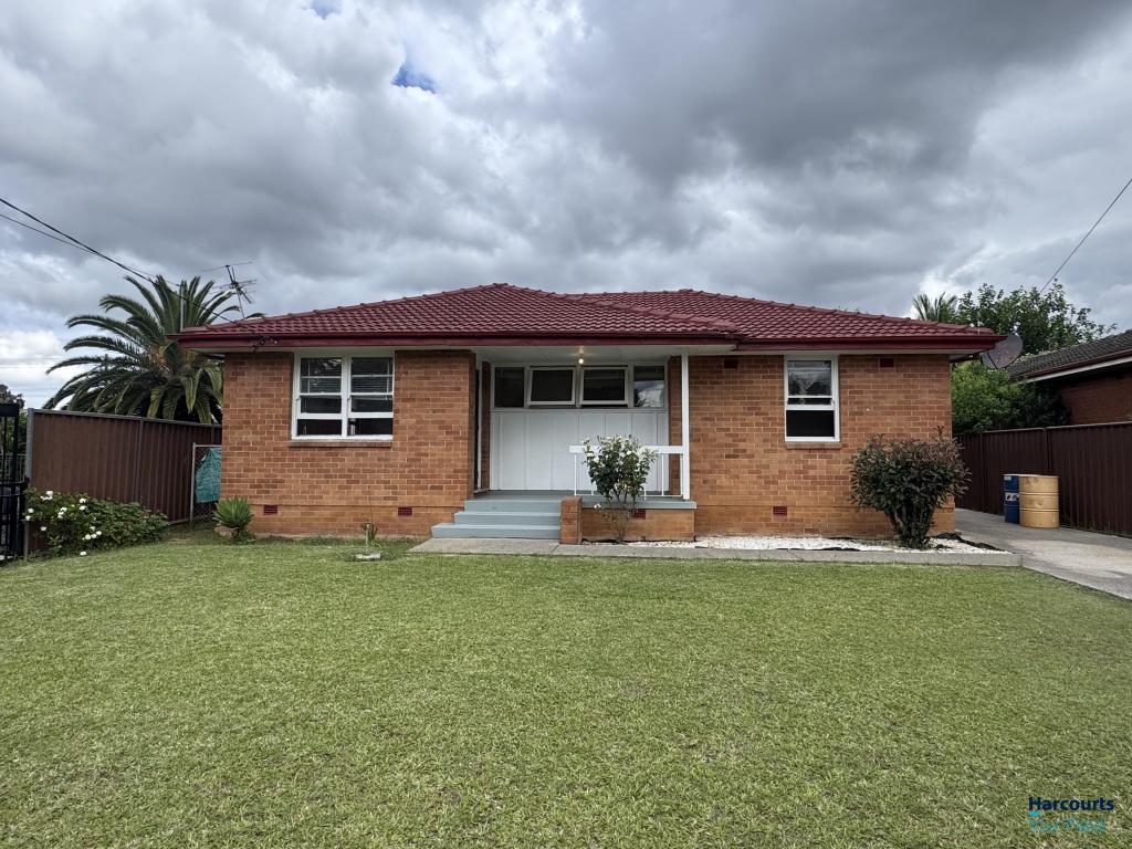 34 SANDAKAN CRES, LETHBRIDGE PARK, NSW 2770