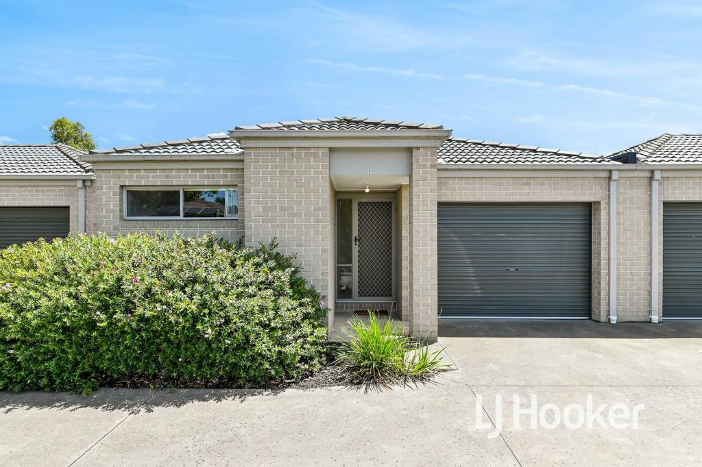 2/30 Sir Thomas Dr, Pakenham, VIC 3810