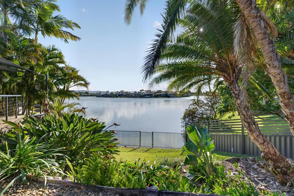 21 Barrier Reef Dr, Mermaid Waters, QLD 4218