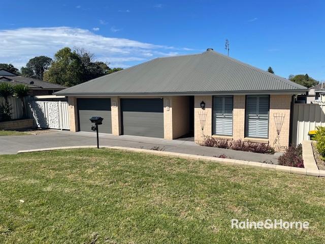 4 Lyndhurst Dr, Bomaderry, NSW 2541