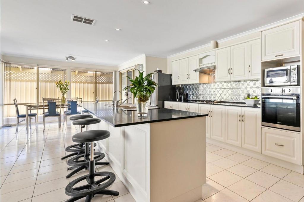 15 Sunset Cct, Walkley Heights, SA 5098