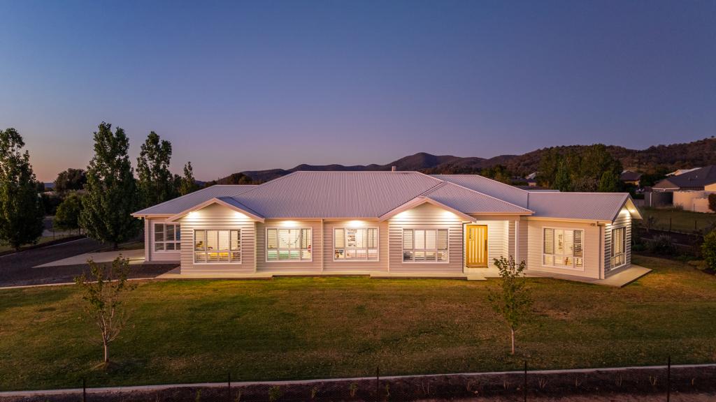 2 Koreelah Cl, Moore Creek, NSW 2340