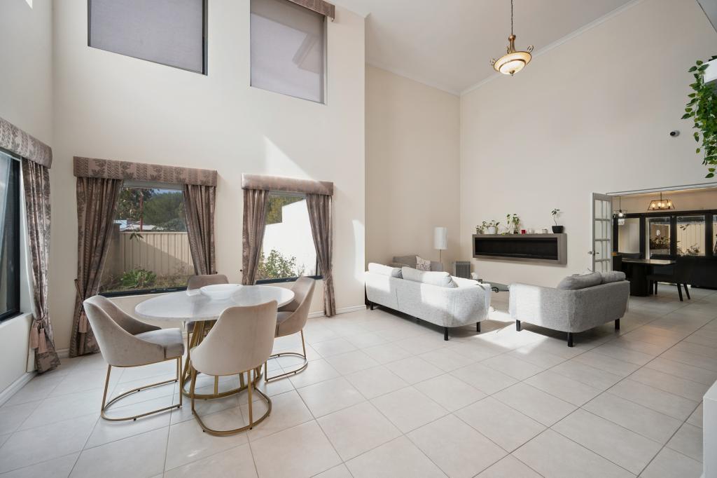 15 Longshaw Cct, Canning Vale, WA 6155