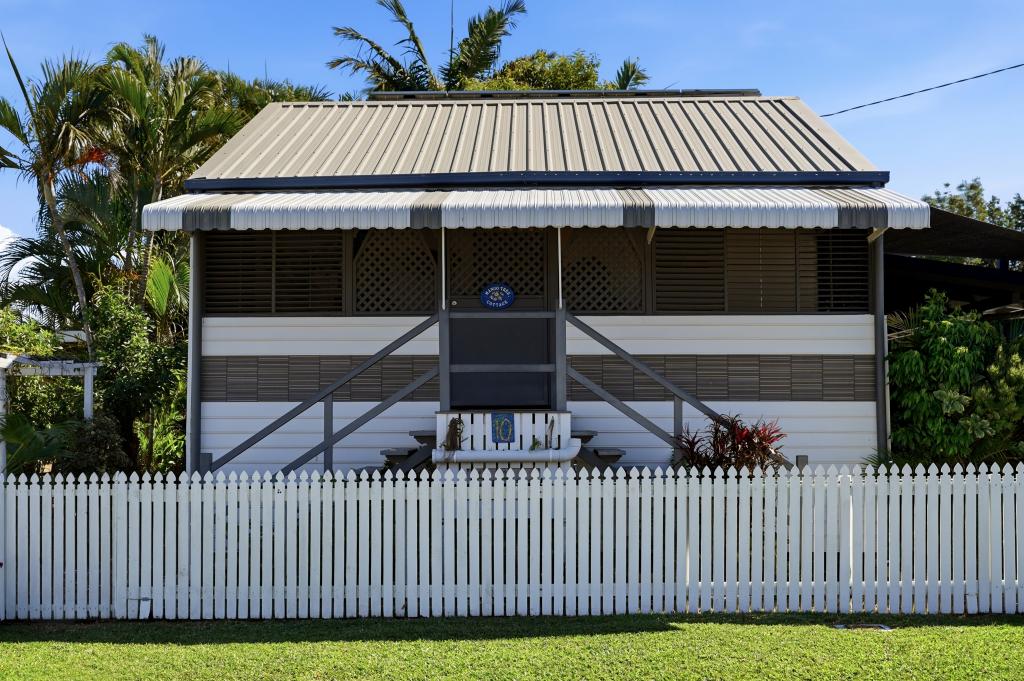 10 Castling St, West End, QLD 4810
