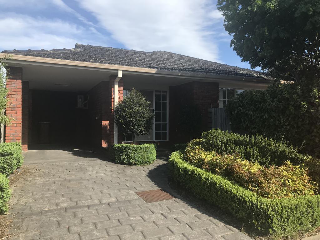 2/49 COLLINS CRES, BERWICK, VIC 3806