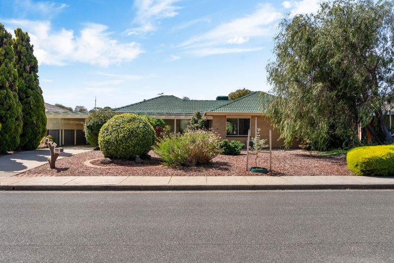 33 Whiteley Dr, Trott Park, SA 5158