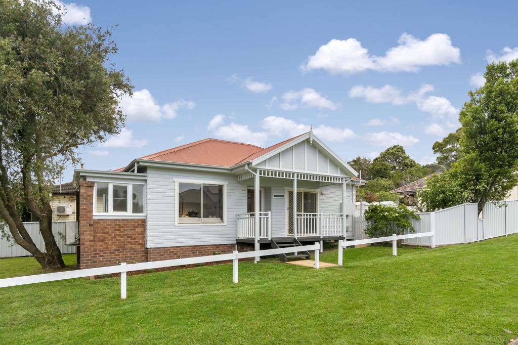 262 GLADSTONE AVE, MOUNT SAINT THOMAS, NSW 2500