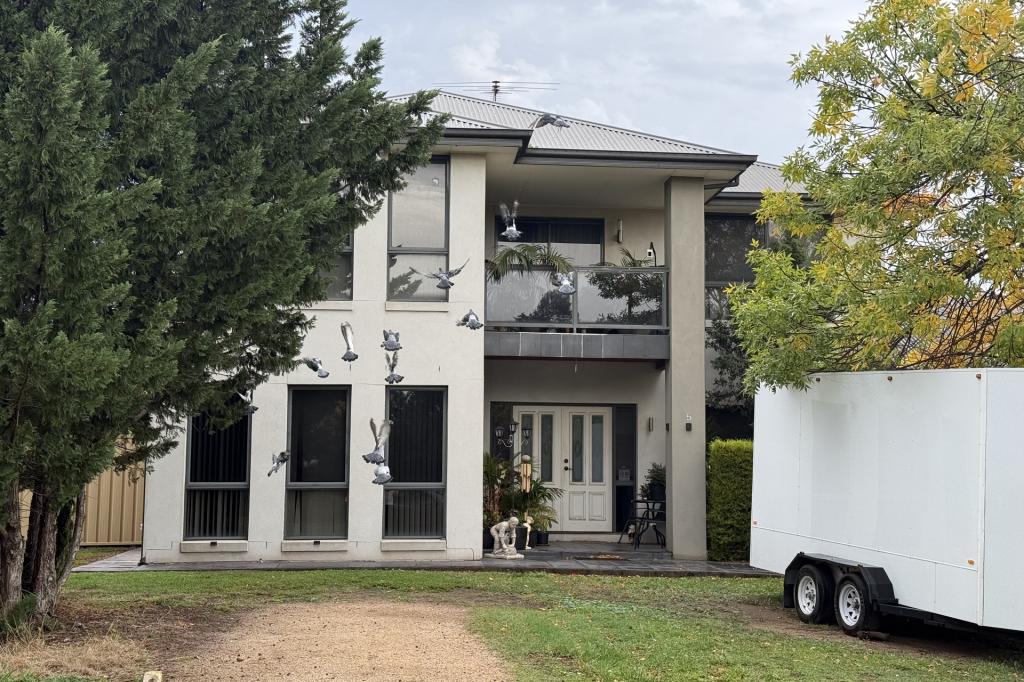 5 Edinburgh Lane, Caroline Springs, VIC 3023