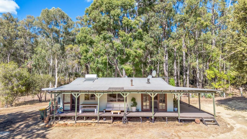 18 Holyoake Rd, Dwellingup, WA 6213