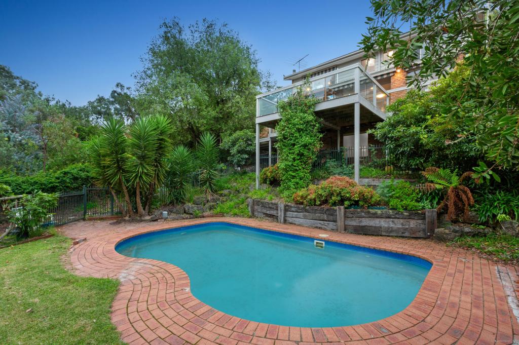 33 Maroong Dr, Research, VIC 3095