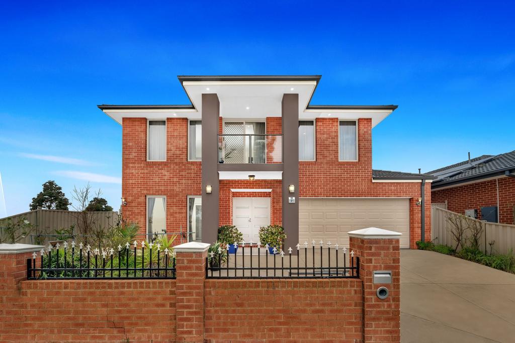 7 Ballymena Cres, Cranbourne East, VIC 3977