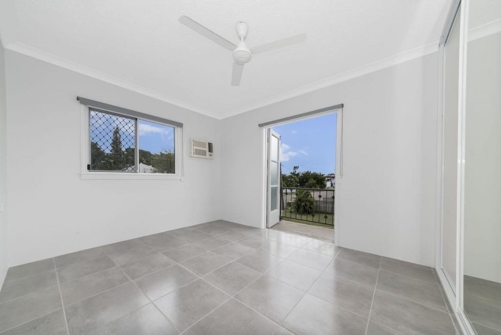 2/15 Carr St, Hermit Park, QLD 4812