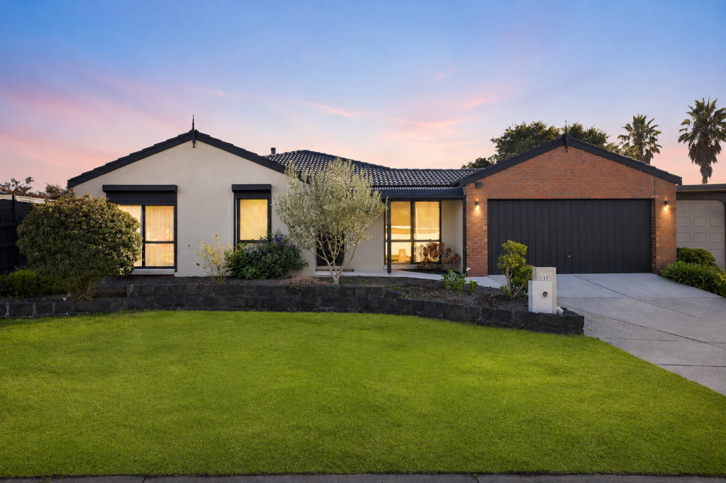 17 Broome Cres, Cranbourne North, VIC 3977