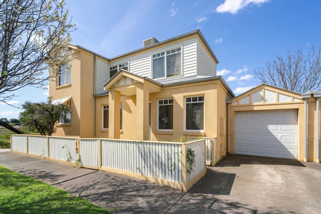 8 Sutton St, South Kingsville, VIC 3015