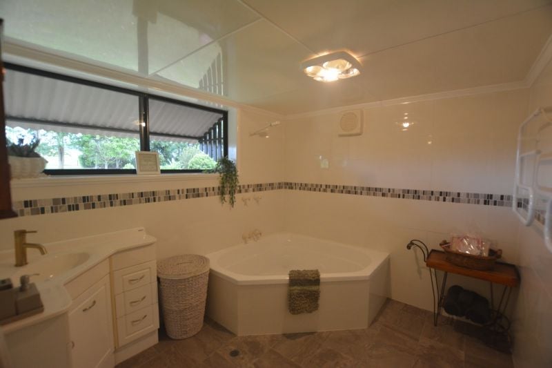 20 Russell Rd, Lake Eacham, QLD 4884