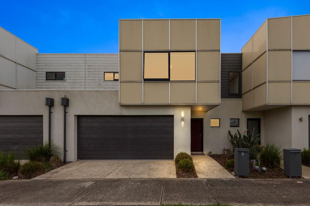 5 HAMMOND CRES, OFFICER, VIC 3809