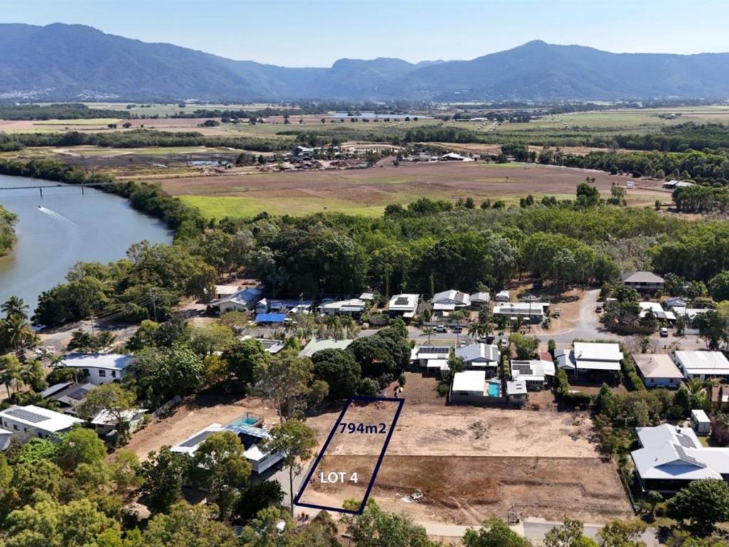 18d Devlex Ct, Machans Beach, QLD 4878