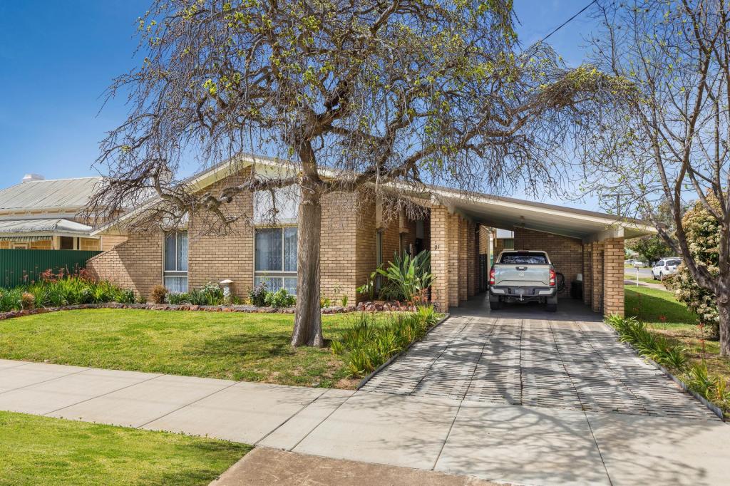 21 Armstrong St, Charlton, VIC 3525