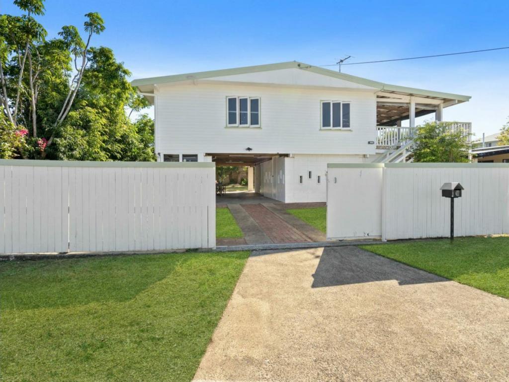 18 Guava St, Holloways Beach, QLD 4878