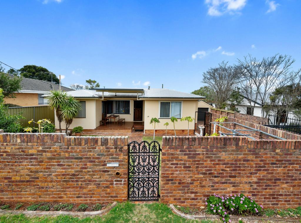 14 Challenor St, Rockville, QLD 4350