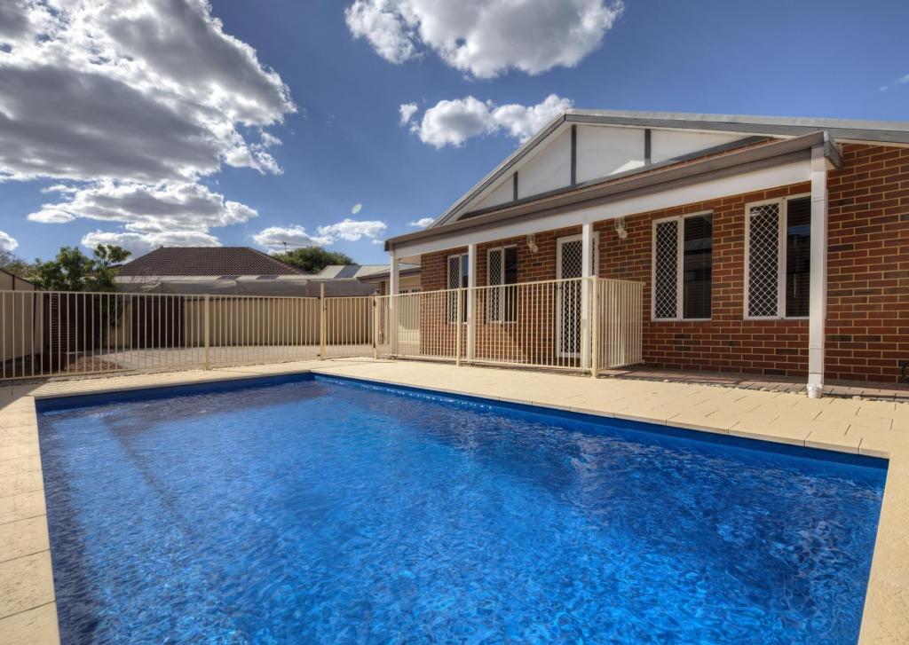 22 Coomer Elb, South Guildford, WA 6055