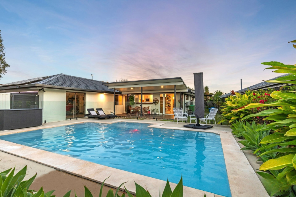 54 K P Mcgrath Dr, Elanora, QLD 4221