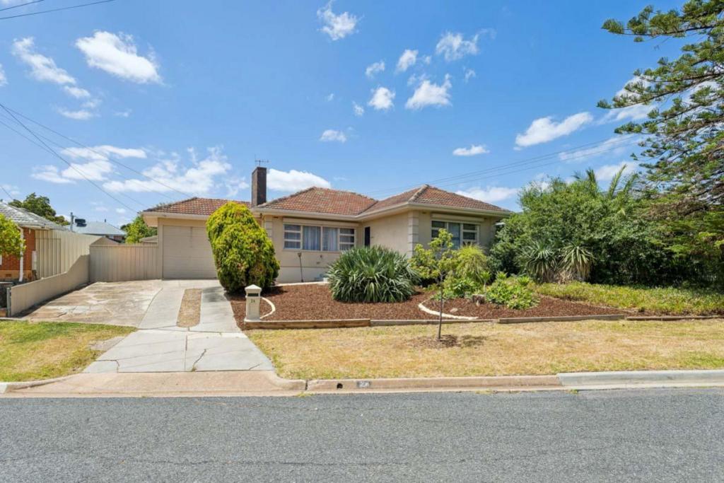 24 Marsh Ave, Para Hills, SA 5096