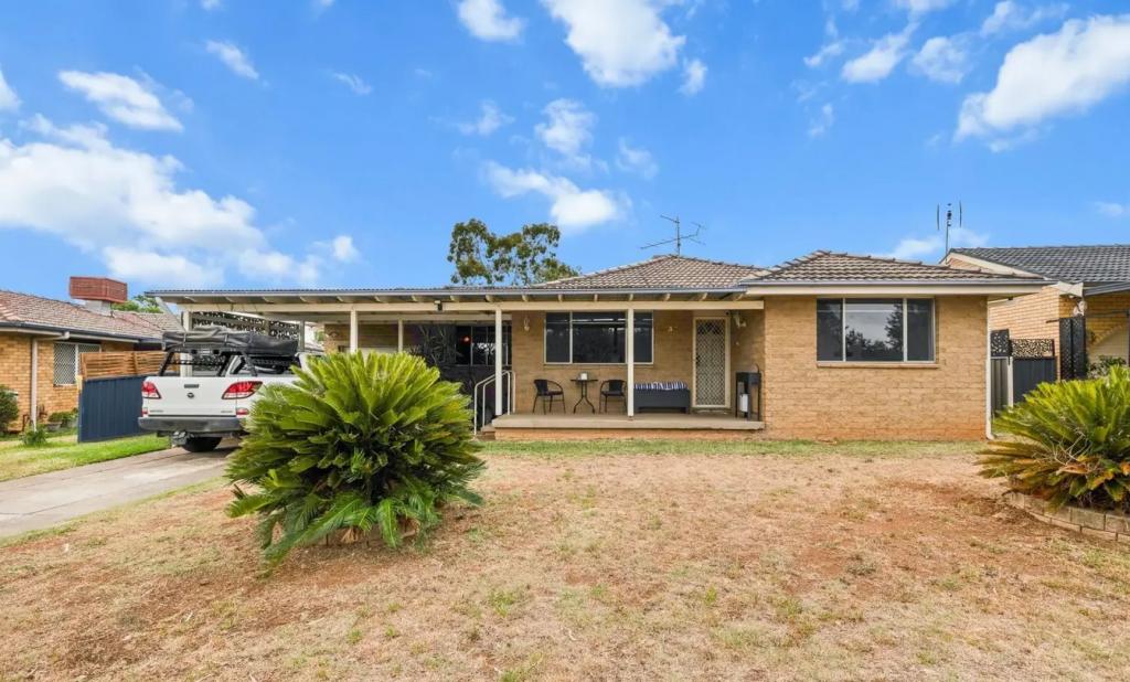 37 Waree Dr, Hillvue, NSW 2340