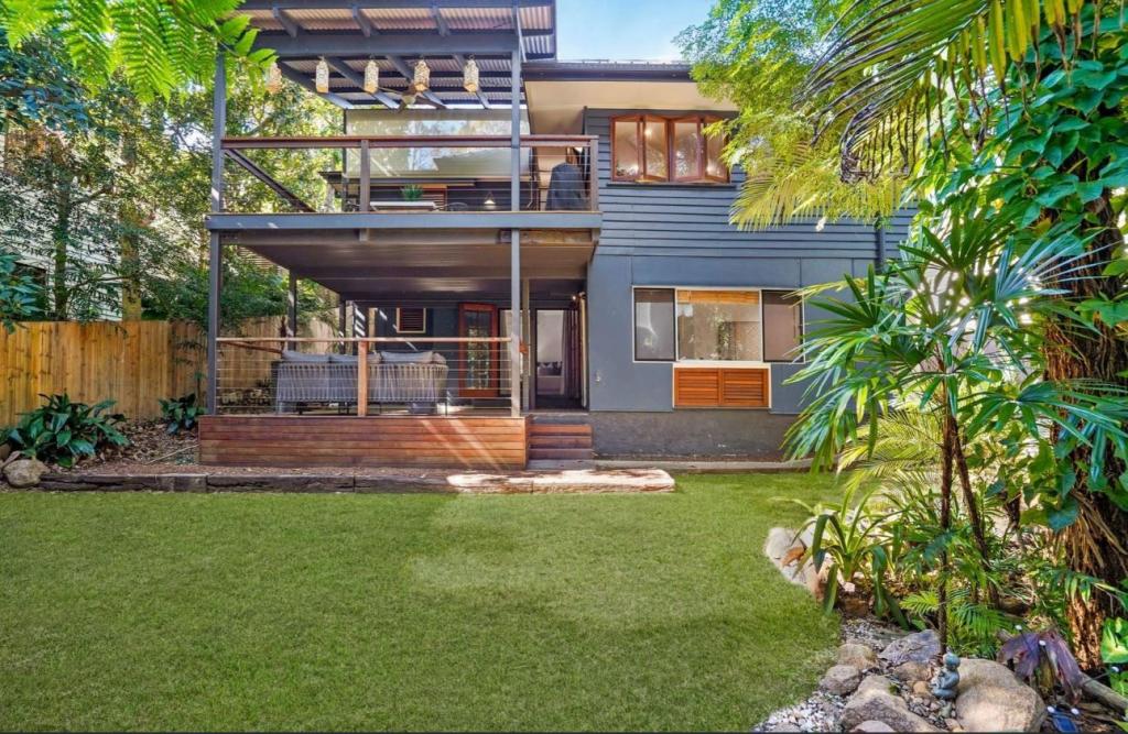 11 Burnham Rd, Bardon, QLD 4065