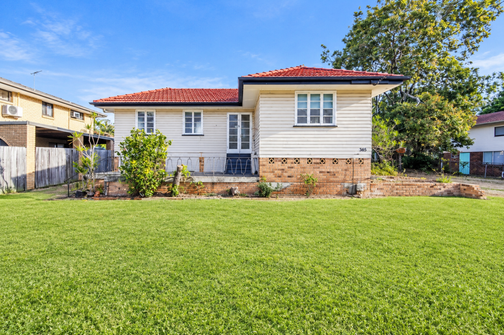 385 Broadwater Rd, Mansfield, QLD 4122