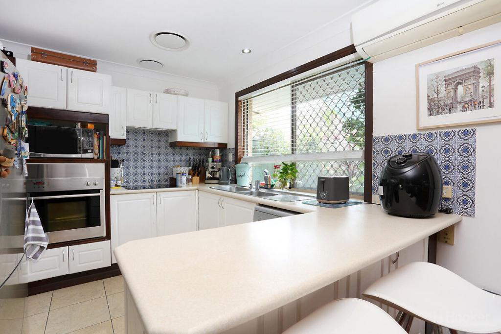 1/5 Ruth Anne Cl, Labrador, QLD 4215