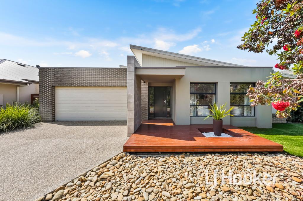 18 Flowerbloom Cres, Clyde North, VIC 3978