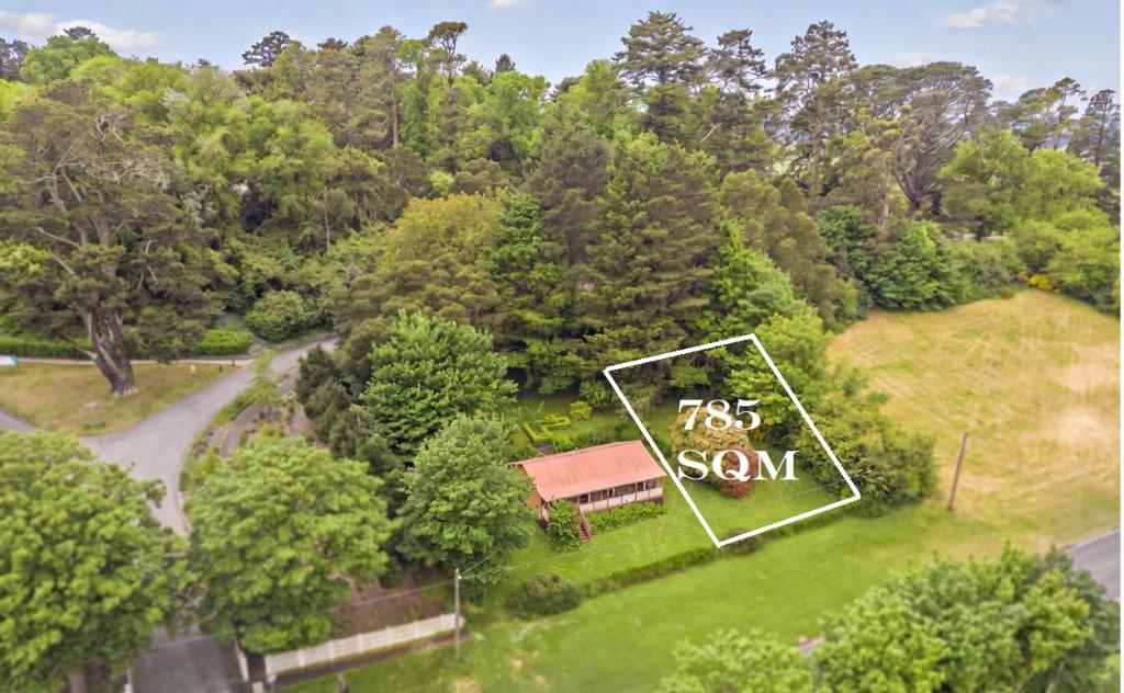 17 CENTRAL SPRINGS RD, DAYLESFORD, VIC 3460